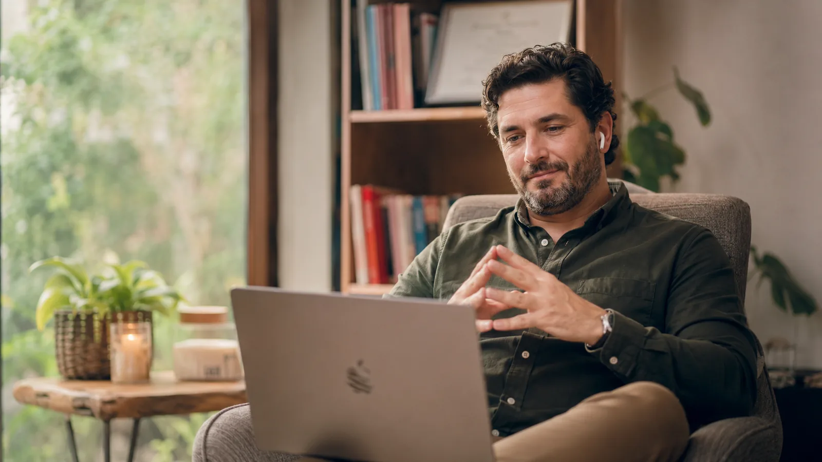 Persona en un sillón con audífonos durante una sesión de psicología online.